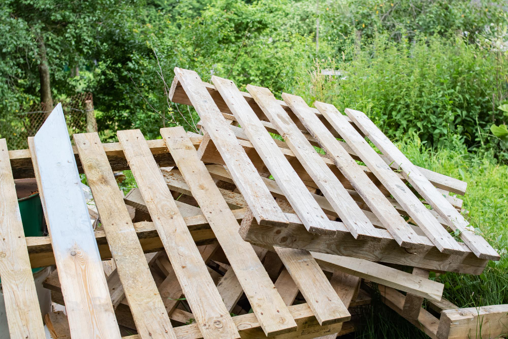 Guide pour construire facilement un abri de jardin avec des palettes recyclées